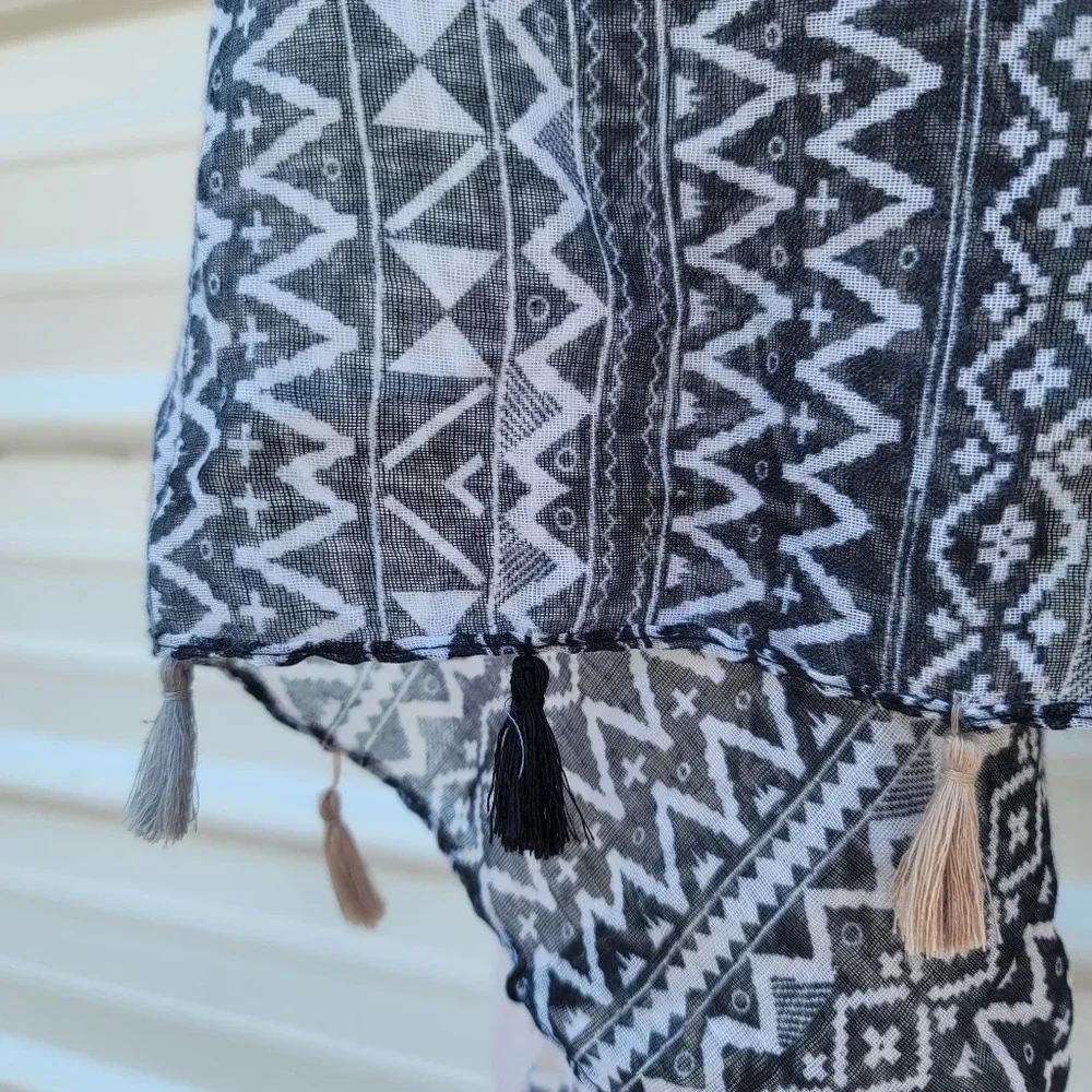 NWOT Marcus Adler Geo Primt Beige Black Scarf Shawl Wrap Tassle Edges 72
